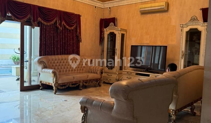 House with Swimming Pool on Jalan Bangka, Mampang