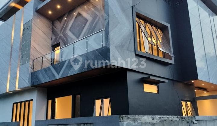 Dijual Rumah Bagus, 3 Lantai, Private Pool, Siap Huni, Di Graha Raya