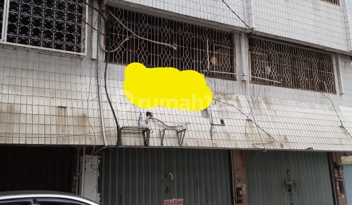 Attached shophouse for rent.