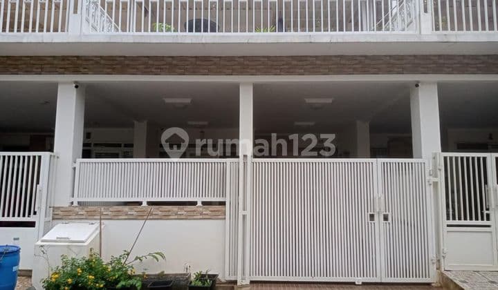 DIJUAL Rumah 2,5 Lantai di Park Residence, Taman Surya