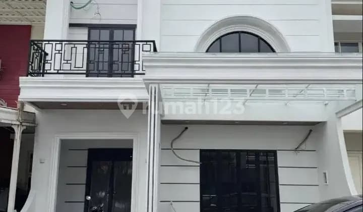 Rumah 3,5 Lantai di Golf Lake Residence, Jakarta Barat