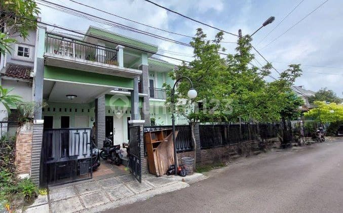 Rumah 2 Lantai Lokasi Premium di Perum Besar di Cibubur Bekasi