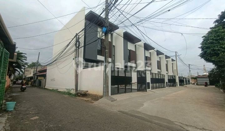 Rumah Minimalis Modern Berkualitas Akses 2 Mobil Bebas Banjir