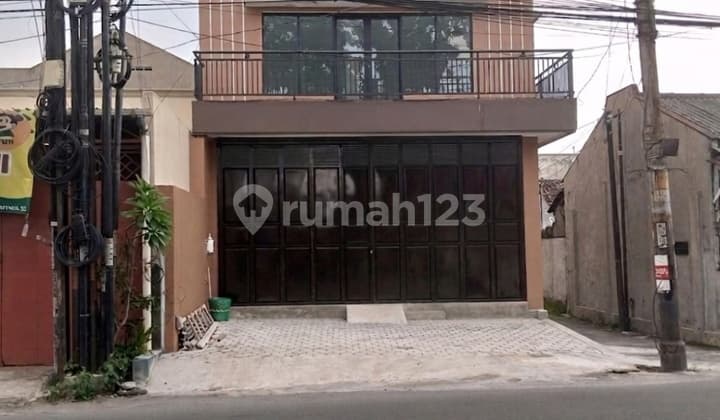 Ruko Baru Gress 2 Lantai di Salah Satu Pinggir Jalan Raya Utama di Jebres, Solo