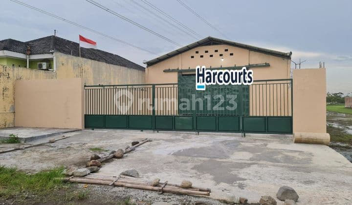 Strategic warehouse with container access by the highway.