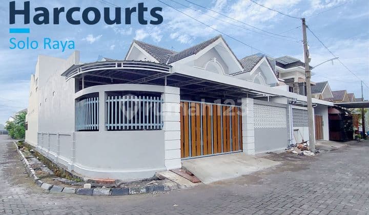 Rumah bagus siap huni di cluster elit di pusat kota Solo Baru