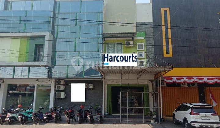 Good 2-Storey Strategic Shop House on the Side of the Main Highway Near Manahan, Solo.