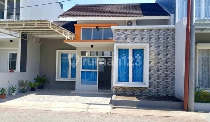 Rumah Bagus Minimalis di Cluster Elite di Colomadu, Solo