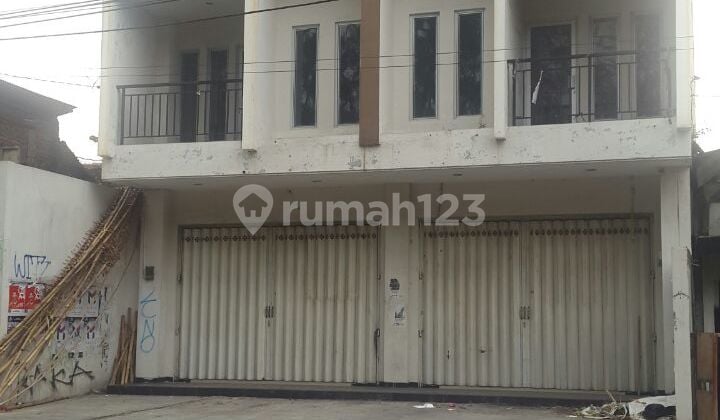 Affordable Strategic 3-Floor Shophouse on Bhayangkara Street Solo, Near Slamet Riyadi Road and Veteran Street Solo Former Lawson