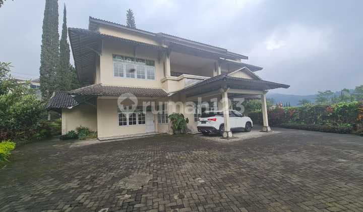 Vila Mewah Dengan Lapangan Tenis Di Pinggir Jalan Raya Blumbang Tawangmangu