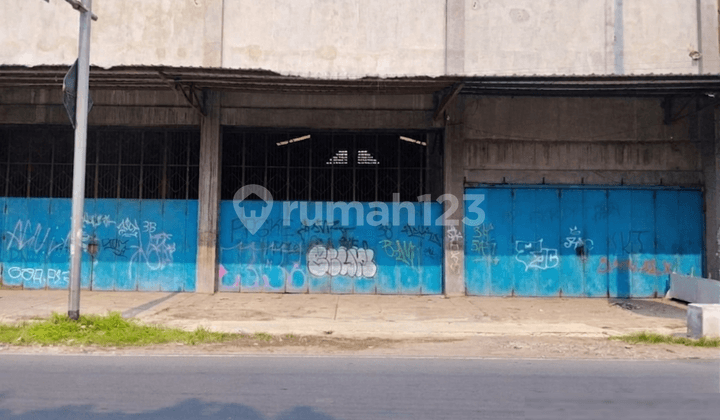 Strategic Warehouse on the Side of the Main Highway & Warehouse Area in Pasar Kliwon, Solo