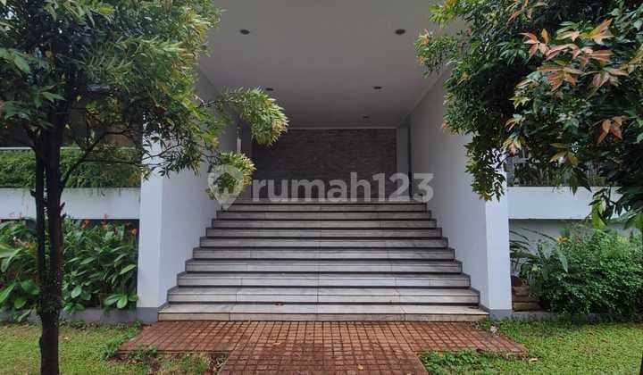 Disewakan Rumah Asri,Halaman Luas