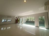 Di Sewakan Rumah di Kebayoran Baru, 4 Bedroom,, 1 Function Room, Unfurnished, Negotiable
