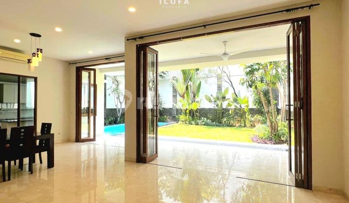 Disewakan Townhouse Modern Kondisi Bagus Area Kemang