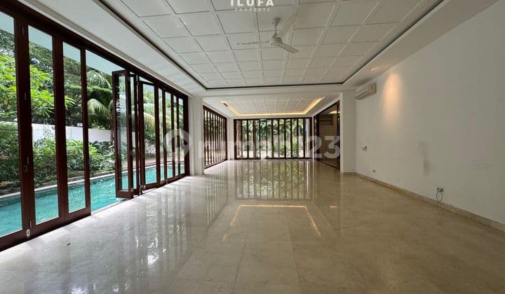 Disewakan Rumah Modern Lokasi Strategis Kebayoran Baru