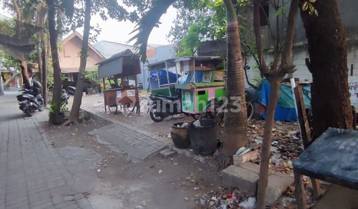 Old black land house, cheap price in Wonocolo, leather factory alley, Surabaya.