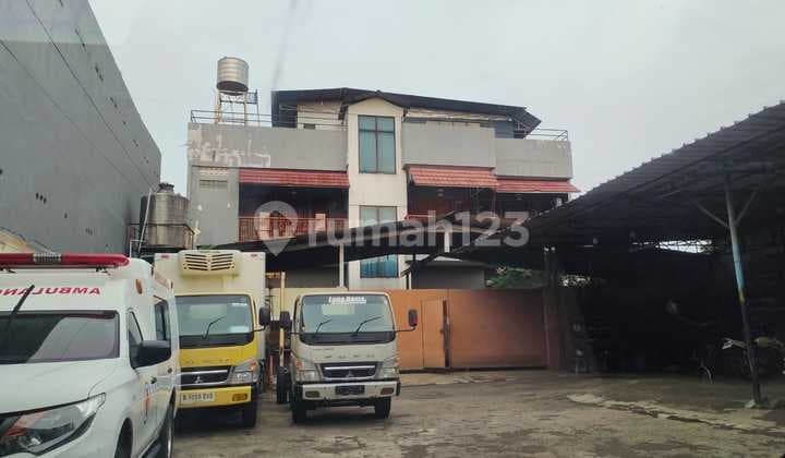 Cheap land and house for sale, suitable for workshop or industrial business in East Jakarta.