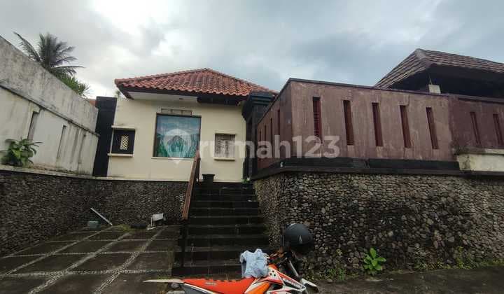 Old House in The Heart of Senggigi, Lombok, NTB
