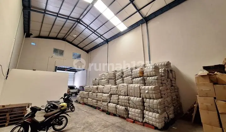 Warehouse Ready for Use in Daan Mogot, Neat with Office