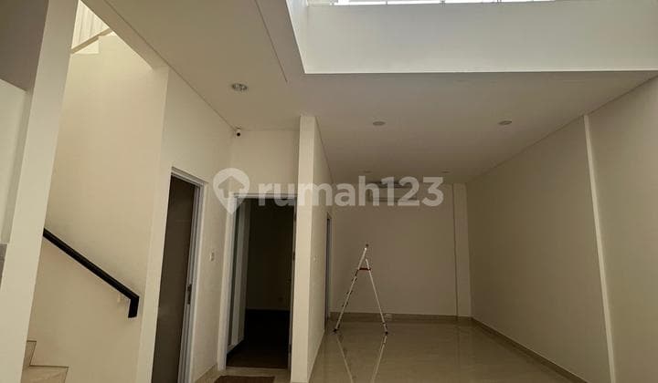 Rumah Riviera At Puri Disewa Ukuran 8 X 18 Rapi Bagus Siap Huni