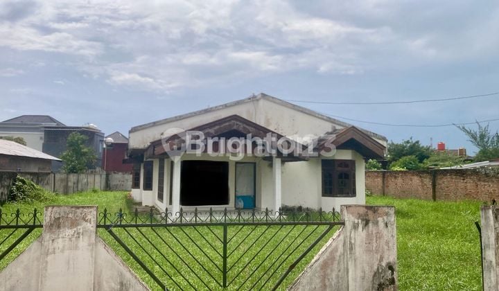 Rumah Tua Bonus Tanah Luas Di Tengah Kota