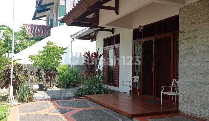 Rumah lama 2lantai bagus, asri di area Villa Cinere Mas