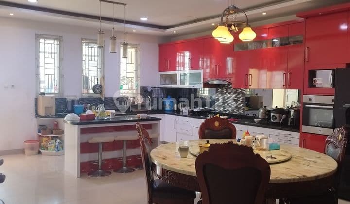 Rumah Bagus 3 Lantai Dekat Kawasan Bisnis di Grogol Petamburan