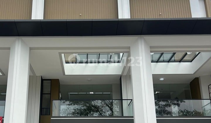 Ruko 3 Lt Model Alfresco Hadap Jalan di Menteng Studio Loft Gading Serpong