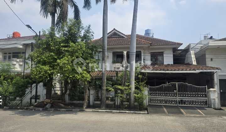 House Near Business & Education Area in Green Garden West Jakarta
