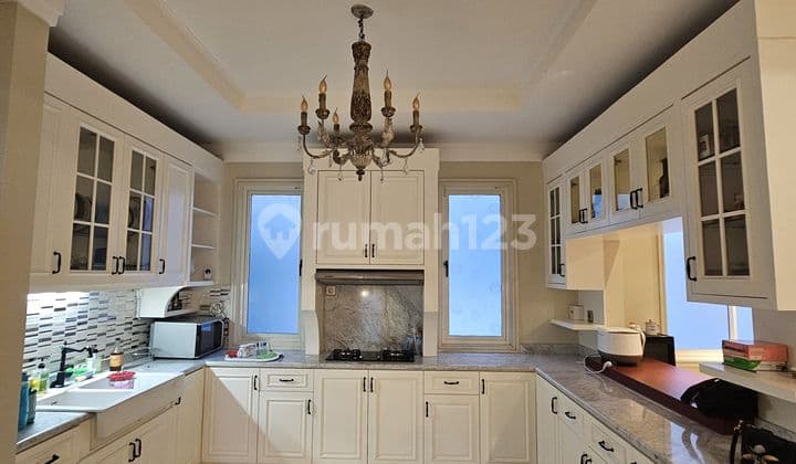 Rumah Mewah Furnish Dekat Kawasan Kuliner di Alam Sutera