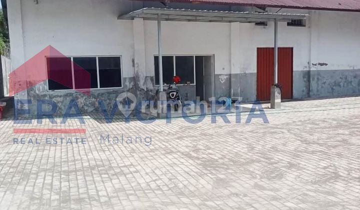 Gudang DISEWAKAN di jalan poros Jember. Pernah dipakai gudang konsumer, obat, kosmetik, ekspedisi. Sebelah persis Dealer Honda, 1 menit dari Depo bangunan, 2 menit dari Transmart. Akses truck