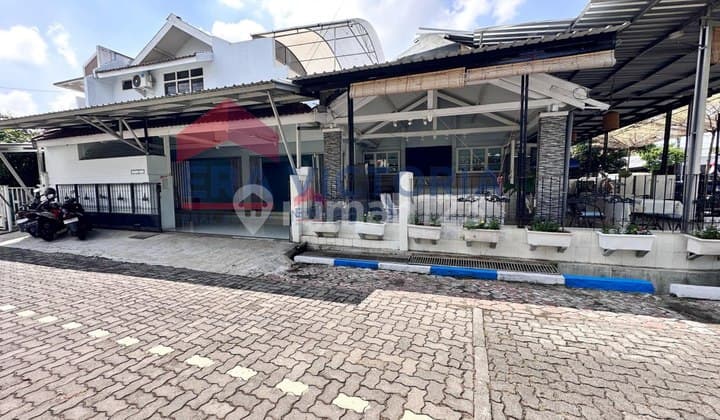 Dijual Rumah Hook Di Blok Depan Araya. Lokasi Poros, Bangunan 2 Lantai Kost Aktif Mahasiswa Binus Dan Ada Bangunan Toko Kondisi Siap Huni Dekat Kampus Binus, Rumah Sakit Persada, Plaza Araya, Terminal Arjosari, Exit Tol Karanglo
