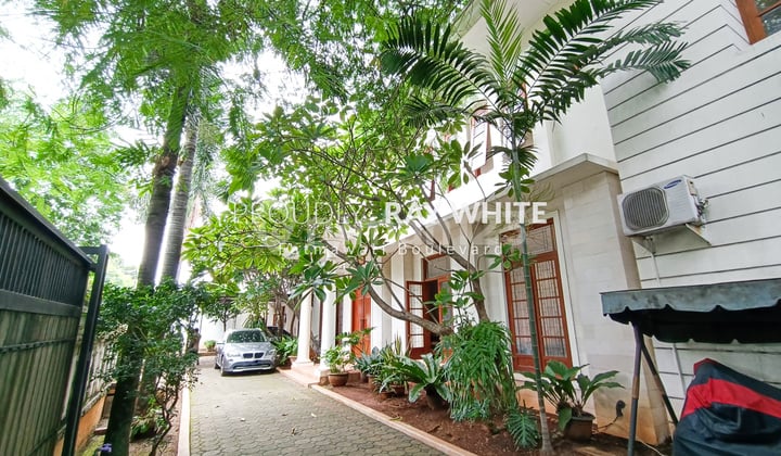 Rumah idaman berpilar dan ceiling tinggi area cilandak