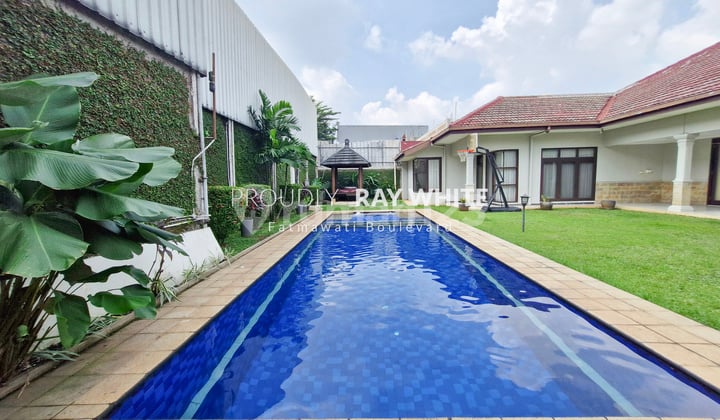 Rumah Mewah Siap Huni dengan Kolam Renang Dekat Stasiun MRT