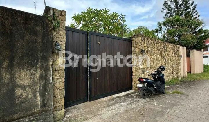 RUMAH MODERN TROPICAL DENGAN KOLAM RENANG JIMBARAN BAWAH