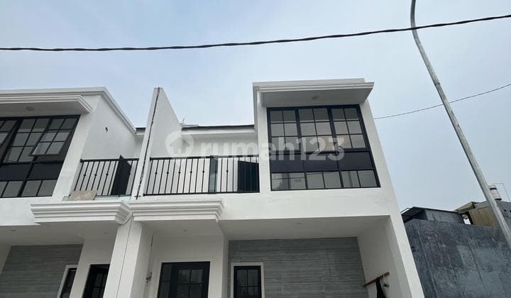 Rumah Baru 2 Lantai Daerah Kebraon Dekat Grand Harvest Dan Toll Gunungsari. Siap Huni