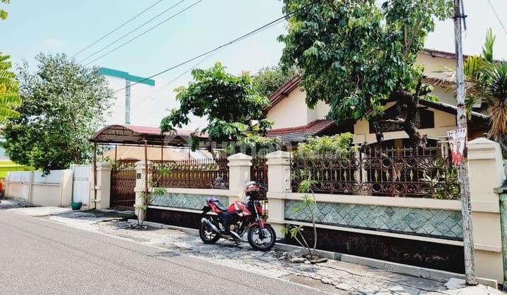 Rumah dengan Tanah Luas Tengah Kota Solo