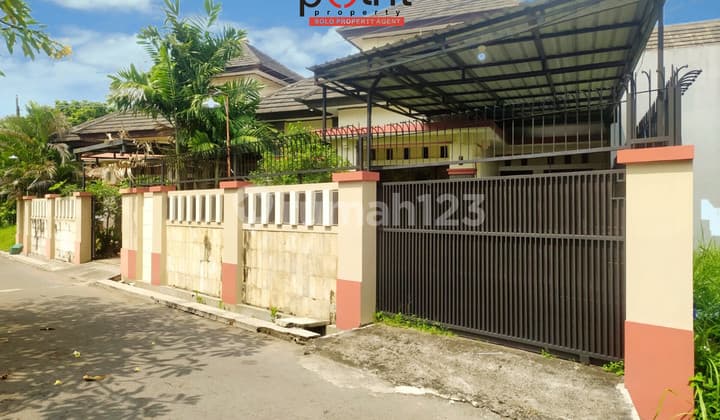 Rumah Luas Di Perumahan Nyaman Baturan Colomadu Mepet Solo Kota
