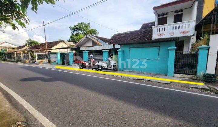Tanah Tengah Kota Solo Ada Bangunan Rumah Lama serengan surakarta
