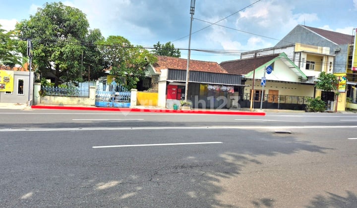 Spacious House and Shop House in Central Karanganyar with Access to Jl. Raya