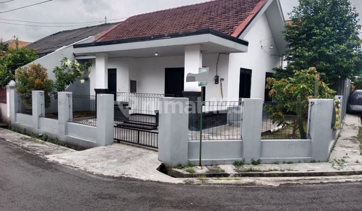 Rumah Strategis Dekat Stadion Manahan Hook