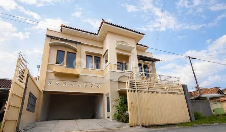 Rumah Besar 2 Lantai Tengah Kota Bagus Luas