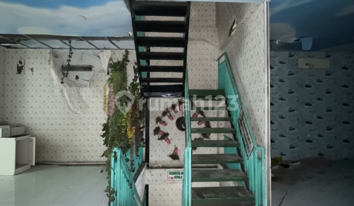 For sale, a nice shophouse in Central Jakarta, Kemayoran, 3 floors with an open balcony.
