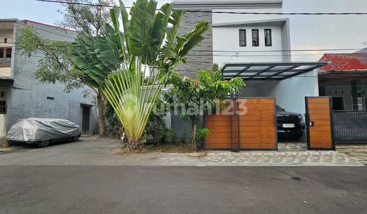 For sale luxury house in Graha Raya, good building, ready to occupy.