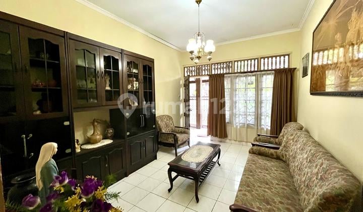 Dijual Rumah bangunan lama dengan 4 kamar tidur dekat pusat kota di Denpasar Barat