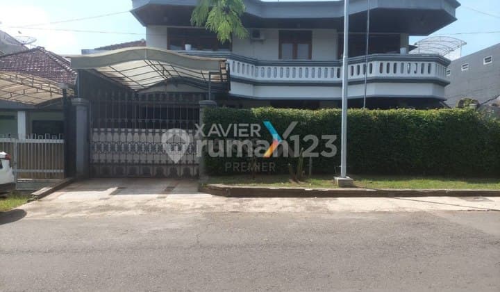 Rumah Klasik Terawat 2 Lantai di Jalan Garut, Malang