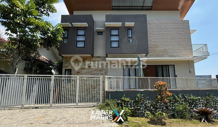 Villa Modern Fully Furnished Dg Kolam Renang di Panderman Hill, Batu
