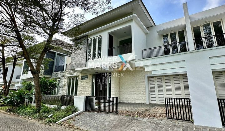 Rumah View Golf di Araya, Malang