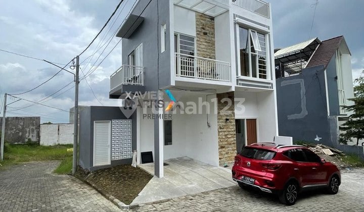Villa Minimalis Cantik, With Prived Poll dan View Pegunungan di Kota Batu