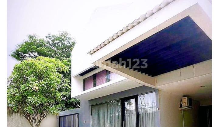 Dijual Rumah 2 Lantai dengan Kolam Renang di Lebak Bulus, Jakarta Selatan